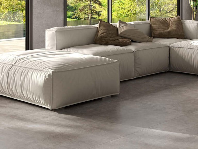 sala de estar com porcelanato castelli
